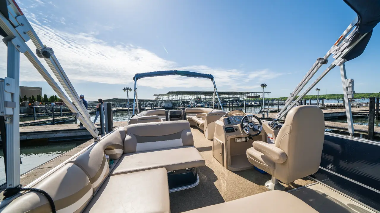 Rent this 26' Crest on Anchor