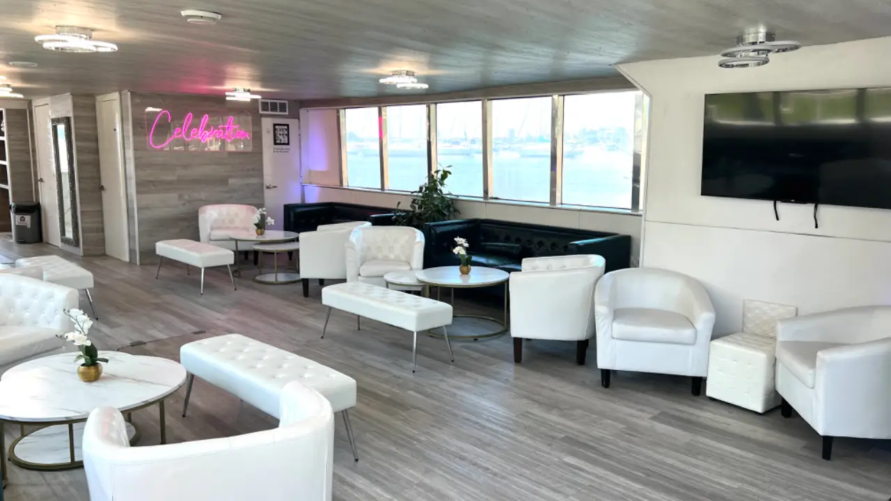 Rent this 100' Custom on Anchor